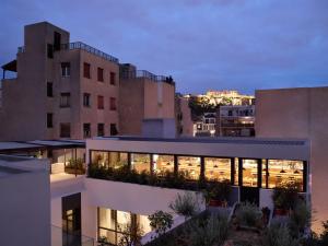 雅典The Editor Hotel Athens的享有大楼的夜间灯光美景