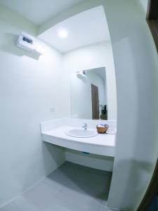 奈扬海滩Nai Yang Residence的白色的浴室设有水槽和镜子