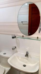 奥隆阿波酒馆酒店 的一间带水槽、镜子和卫生间的浴室