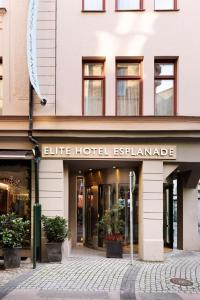 马尔默Elite Hotel Esplanade的酒店外墙的标志是阅读精英酒店海滨大道的标志