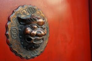 北京Beijing Yue Bin Ge Courtyard Hotel的红色门上的恶魔敲门器