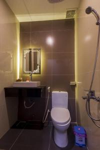 绥和市Ayaru Hotel的浴室配有卫生间、盥洗盆和淋浴。