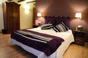 莫雷拉卡德纳尔拉姆酒店的一间卧室配有一张大床和枕头