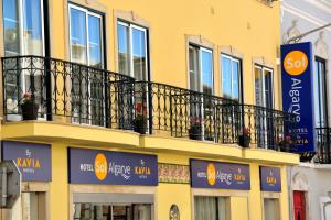 法鲁Hotel Sol Algarve by Kavia的黄色的建筑,旁边设有阳台