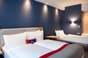 达姆施塔特Holiday Inn Express - Darmstadt, an IHG Hotel的一间设有两张床和蓝色墙壁的客房