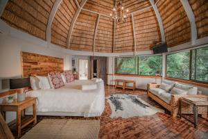 马里兰Serenity Mountain and Forest Lodge的一间卧室配有一张床、一张沙发和窗户。