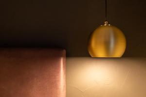 布尔古斯奥Burgus - Design Suites & Apartments的天花板上挂着的黄色灯