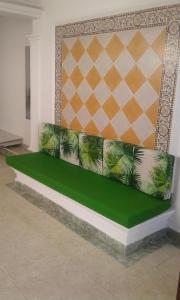 卡塔赫纳HOTEL CASA GARCES的墙上的绿色沙发