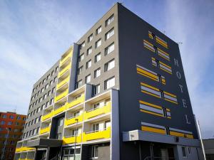 什捷季Hotel Terek的一座黄色和黑色的高楼