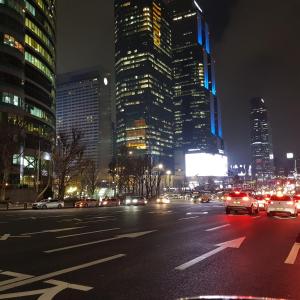首尔Samseong Coexmall S的繁忙的城市街道,晚上有车