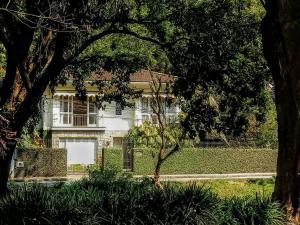 彼得罗波利斯Casa Piabanha - Centro Histórico的白色的房子,有栅栏和树木