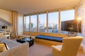 里斯本豪华精品酒店的带沙发和大窗户的客厅