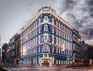 维也纳BoutiqueHOTEL Donauwalzer的城市街道上的一座蓝白色建筑