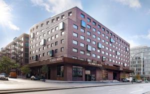 汉堡PIERDREI Hotel HafenCity Hamburg的街道拐角处的一块大砖砌建筑