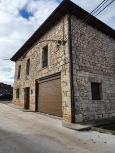 Quintanilla RiopicoCasa rural Los Bodones的一座大型砖砌建筑,设有车库