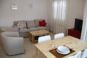 科尔多瓦Apartamento Iris的客厅配有桌子和沙发
