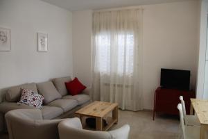 科尔多瓦Apartamento Iris的客厅配有沙发和桌子