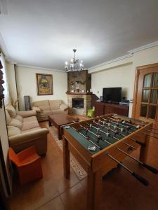 Quintanilla RiopicoCasa rural Los Bodones的客厅,房间中间设有桌上足球