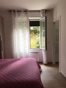 乌尔比诺b&b pellipario的卧室配有粉红色的床和窗户。