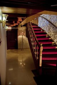 罗希姆诺安替卡地莫拉套房酒店 的一座有红色楼梯的房屋内的楼梯