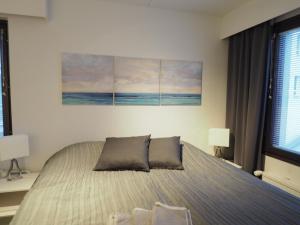 奥卢Apartment Oulu station II的一间卧室配有一张带两个枕头的床