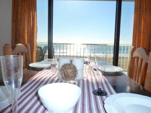 埃勒凡达尔Villa Service - Apartamentos Aransol的阳台的海景桌子