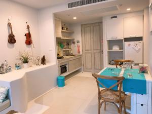 考陶Chelona huahin beachfront condominium的厨房配有蓝色的桌子和椅子