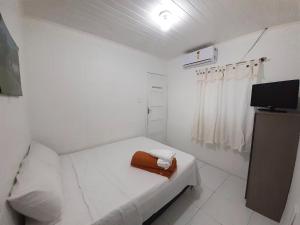 圣路易斯Hotel Pousada Villa Calhau的一间白色的小房间,配有床和电视