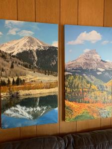 Lake CityThe North Face Lodge的两幅画在墙上,有山有湖