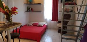 拉芒坦SaS NEMO的小房间设有红色的床和梯子