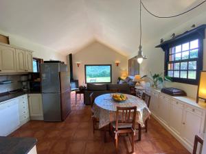 特罗尔Casa Rural CaChispita的厨房以及带桌子和沙发的客厅。