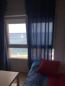 休达Estudio frente al mar的一间卧室设有海景窗户