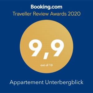 克森Appartement Unterbergblick的黄色圆圈,带有文本旅行审查奖和一个注册伞