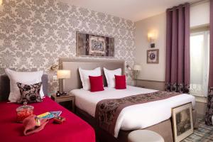 巴黎蒙斯伍瓦格兰酒店的酒店客房 - 带两张带红色枕头的床