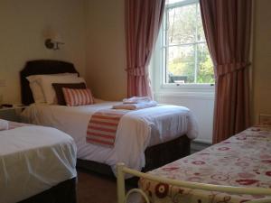卡伦德Lubnaig Guest House的客房设有两张床和窗户。
