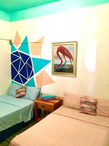 阿瓜迪亚MEDUSA'S HOSTEL的客房设有两张床、一张桌子和一幅画