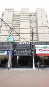 欧里尼奥斯Hotel Premium Flat Ourinhos的建筑前方有标志的酒店