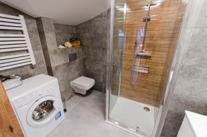 克拉科夫Bronowicka Premium Apartment - 52m2 with private parking的一间带洗衣机和淋浴的浴室