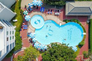 七岩可拉查姆度假酒店的享有度假村游泳池的顶部景致