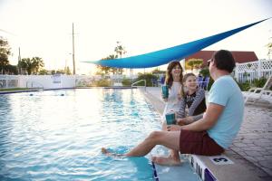 圣奥古斯丁南奥克斯酒店 - 圣奥古斯丁的一群人坐在游泳池旁