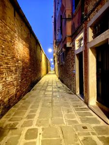威尼斯SANTA CATERINA的一条空洞的小巷,有砖墙