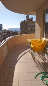 马赫姆拉Cebeci 2的大楼内的阳台配有黄色椅子和桌子