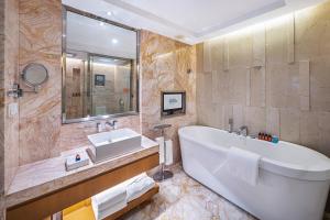 成都成都明宇尚雅饭店的一间带大浴缸和水槽的浴室