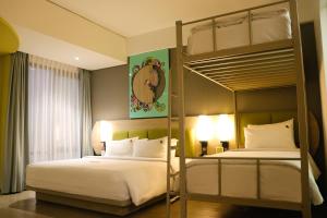 巴厘巴板MaxOneHotels @Balikpapan的一间卧室配有两张床和一张双层床。