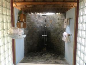 An Hòa潭海之家酒店的带淋浴的浴室(铺有石质地板)