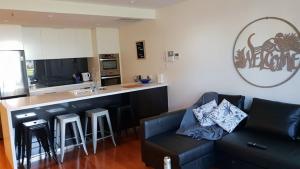 Glenelg Getaway 3 bedroom apartment when correct number of guests are booked的休息区