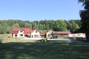 Łączna斯隆兹那扎格洛达阳光岭农家乐的一座红色屋顶的房子和一个院子