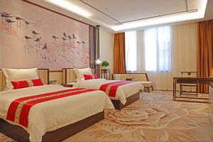 广州广东迎宾馆 - 广交会期间免费穿梭巴士的酒店客房设有两张床和钢琴