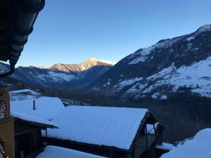 冬天的Grand appartement avec terrasse à Chez-Les-Reuses