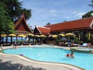 拉迈比尔度假酒店的一群人在度假村的游泳池里